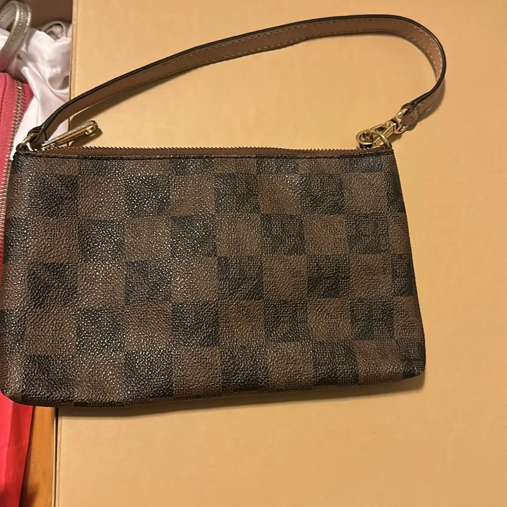 Michael Kors wristlet - Picture 2 of 4